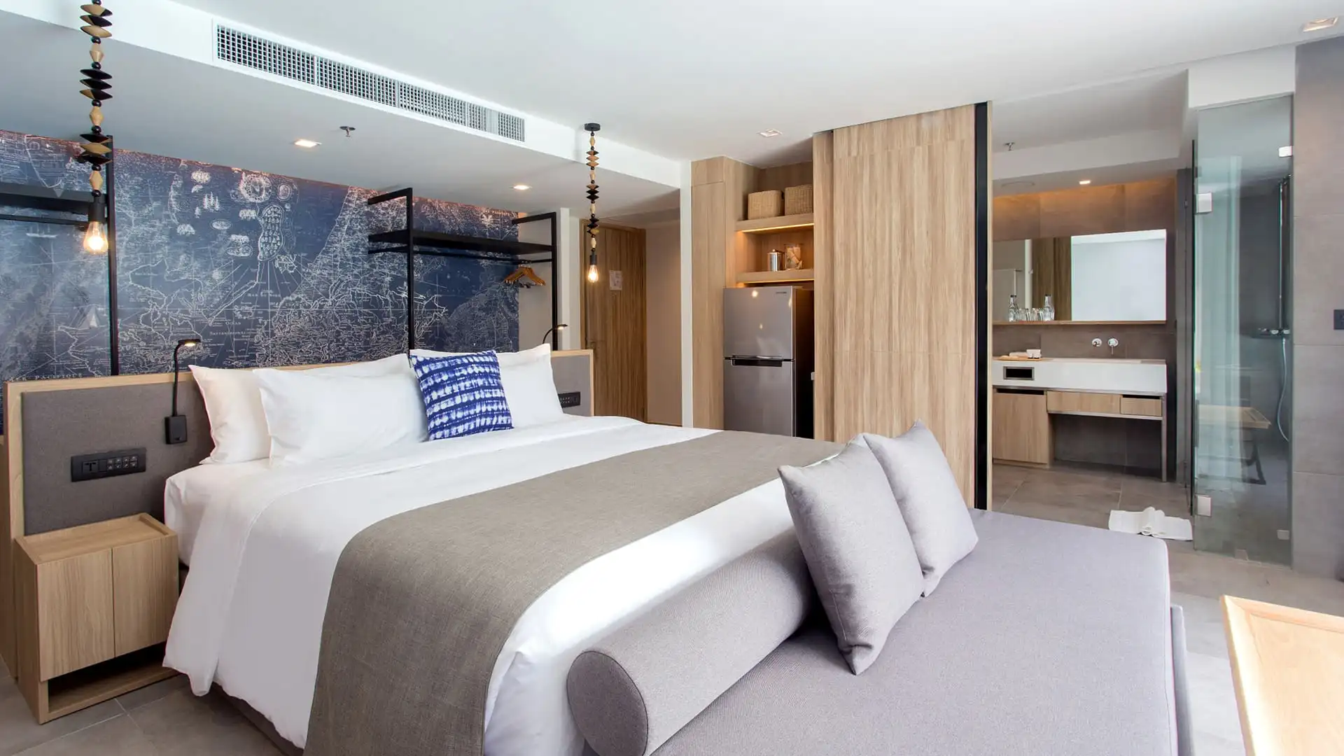 Deluxe room open-plan bathroom