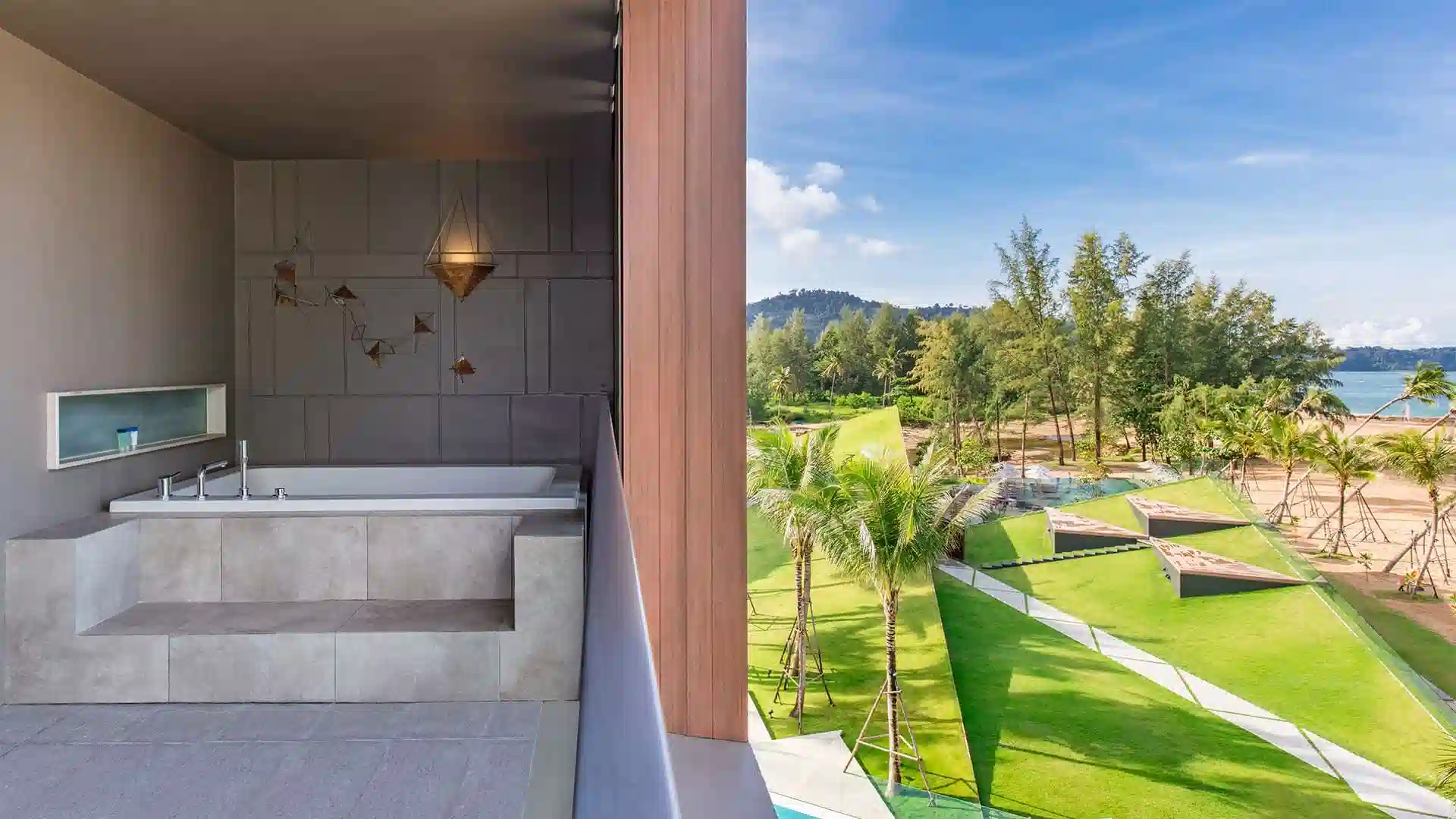 Deluxe Sea View room bathroom