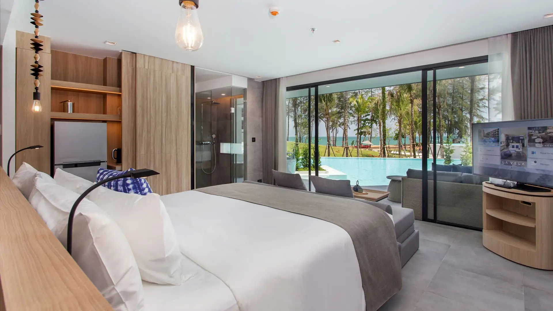 Pool Access Grand Sea View room ocean panorama