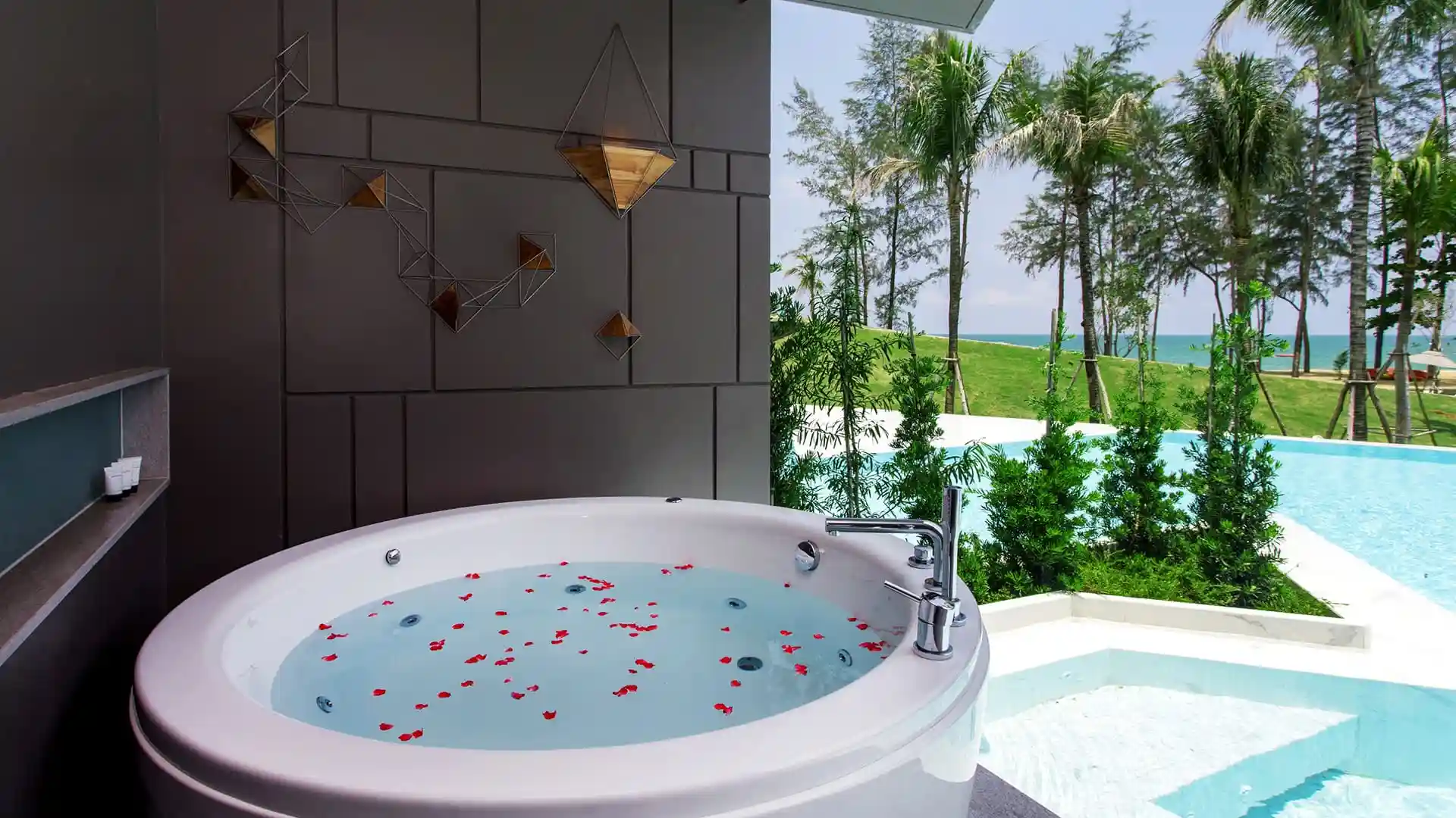 Pool Access Grand Sea View room balcony