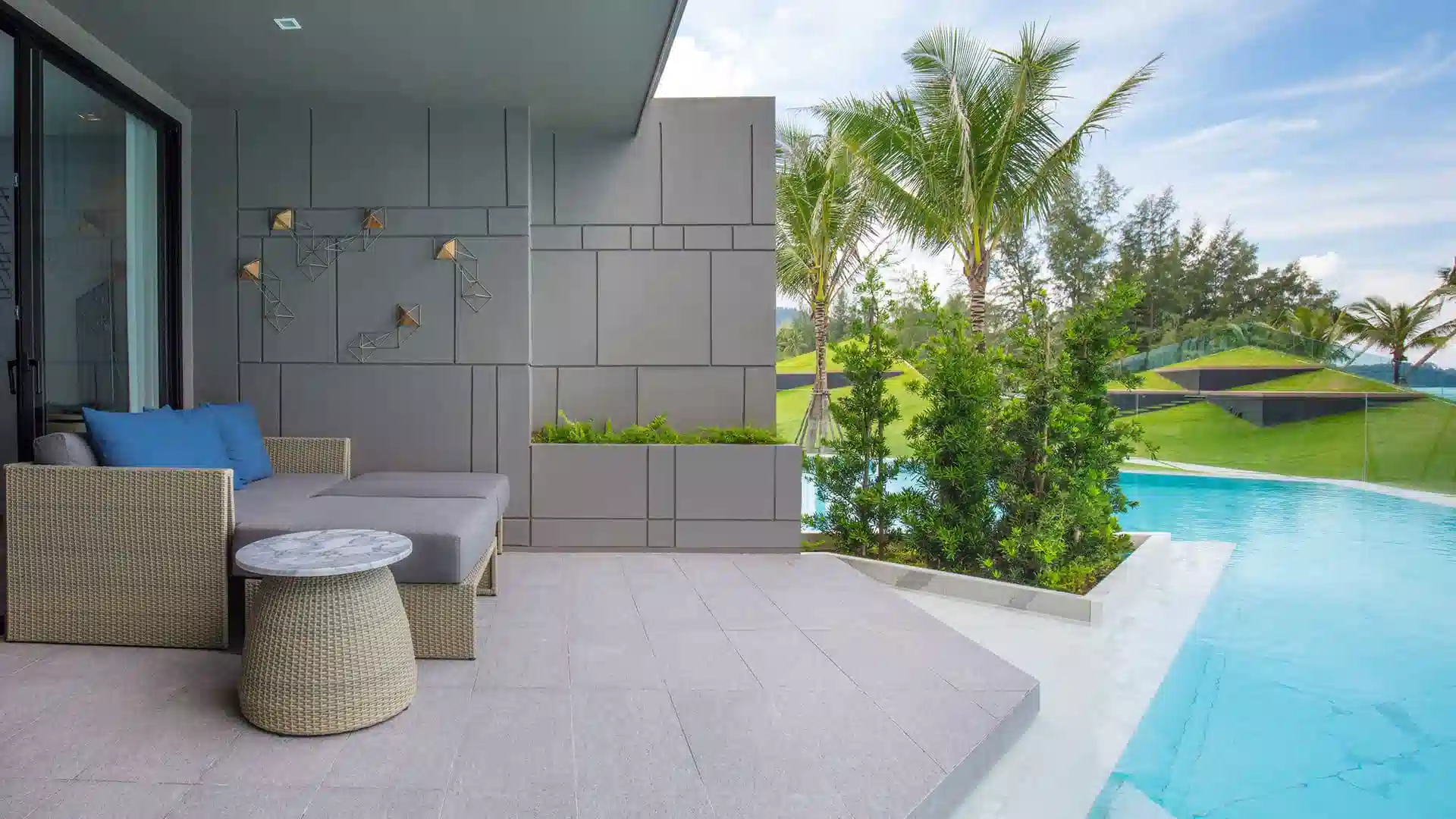 Pool Access Grand Sea View room interior